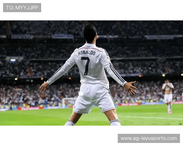 C罗深夜打电话给老队友,被拍成热搜头条 C罗深夜打电话给老队友,被拍成热搜头条