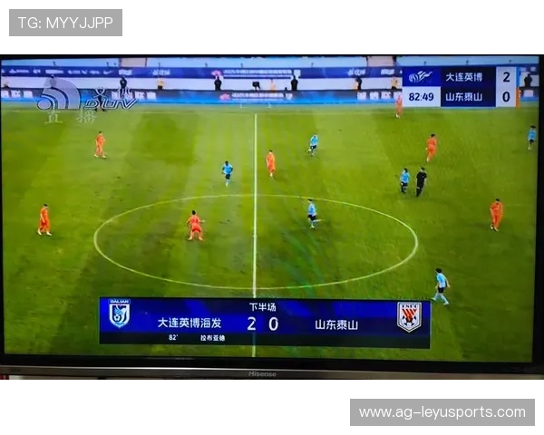 大连英博的长传配合带来了全场最接近进球的瞬间