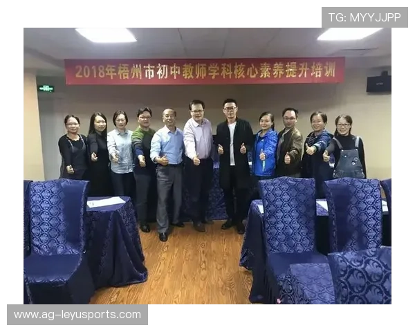 世界篮球学院在教学中开展企业实训与行业导师带教，一位优秀的有二十多年教学经验的篮球教练到我校指导